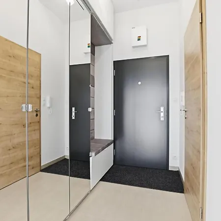 Ag Premiere - Modern With Balcony Near Center 아파트 *