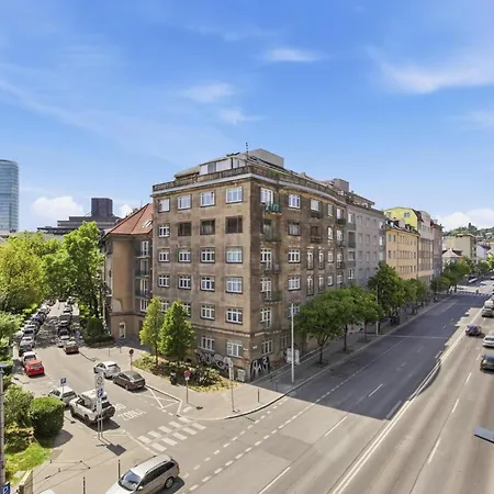 Ag Premiere - Modern With Balcony Near Center 아파트 *